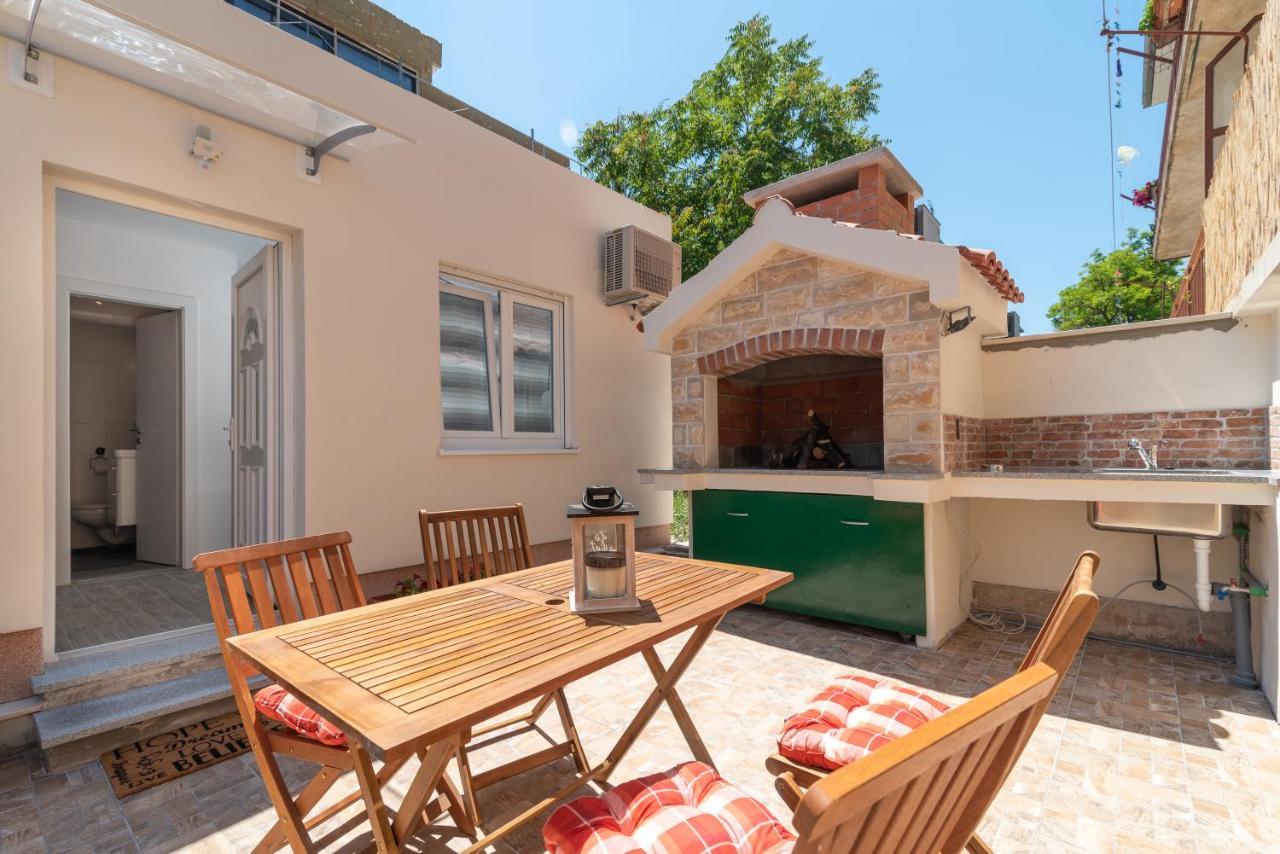Small Private House With A Terrace In Trogir Apartment Luaran gambar