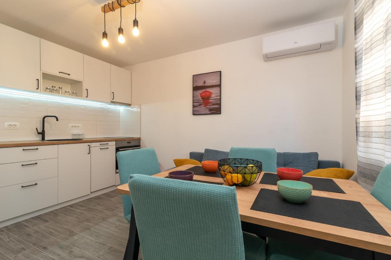 Small Private House With A Terrace In Trogir Apartment Luaran gambar