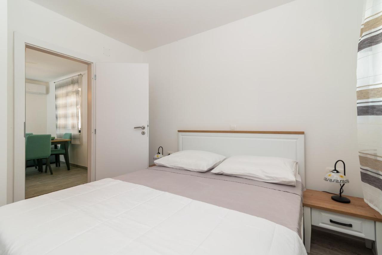 Small Private House With A Terrace In Trogir Apartment Luaran gambar