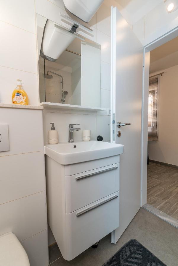 Small Private House With A Terrace In Trogir Apartment Luaran gambar